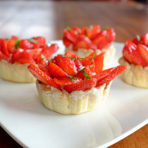 tartelettes aux fraises sur creme patissiere au basilic