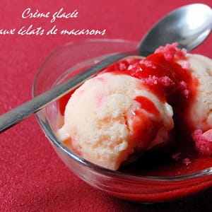 http://cuisine.journaldesfemmes.com/dessert/selection/au-bonheur-des-glaces/image/creme-glacee-aux-eclats-macarons-son-coulis-443924.jpg