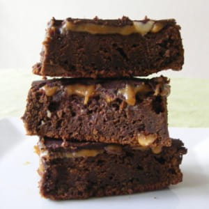 2 brownies aux cacahuetes et caramel facon snickers