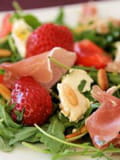 Salade de roquette aux fraises