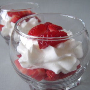 6 espumas de yaourt au citron et des de fraises