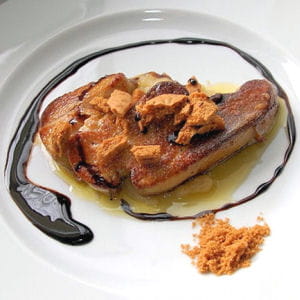 12 foie gras poele aux speculoos sur lit de compote pomme rhubarbe et caramel