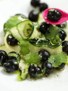 Salade de courgettes et olives noires au parmesan