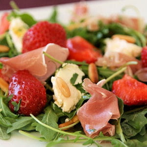 6 salade de roquette aux fraises vinaigrette au miel chris