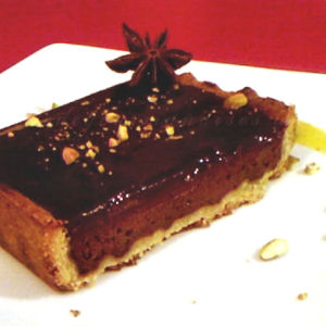 Tarte au chocolat &eacute;pic&eacute; et pistache et son coulis