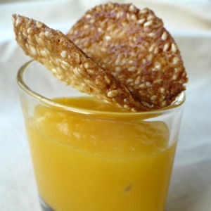 Cr&egrave;me de mangue et sa tuile de s&eacute;same &agrave; l'orange