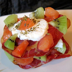 Feuillet&eacute; de coppa au ch&egrave;vre sur lit de tomates