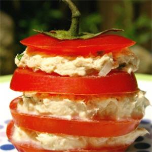 Mille-feuille de tomate, thon, fromage 