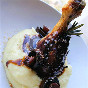 Poulet confit &agrave; la noisette et romarin, sauce au caf&eacute; 