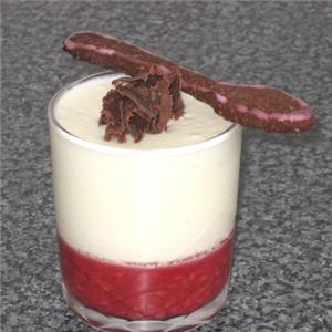 Mousse au fromage blanc sur gelée de framboises 