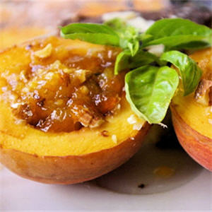 P&ecirc;ches jaunes r&ocirc;ties aux amandes et abricots