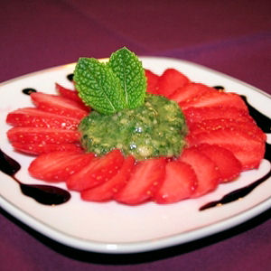 Carpaccio de fraises et son pesto sucré de menthe