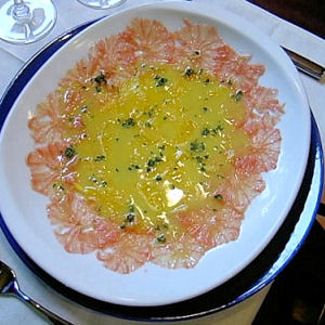 Carpaccio de citriques aux baies et aux olives noires