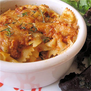 Gratin de p&acirc;tes bolognaise &agrave; l'agneau et au ch&egrave;vre