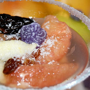 Soupe de pamplemousse et fruits &agrave; la violette  
