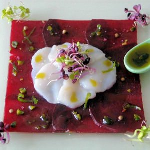 Carpaccio de betterave et Saint-Jacques &agrave; la pistache 