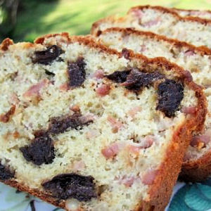 Cake lardons, pruneaux et pignons