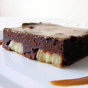 Carr&eacute;s fondants chocolat banane, sauce caramel