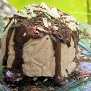 Mousse de banane au gingembre et sauce au chocolat