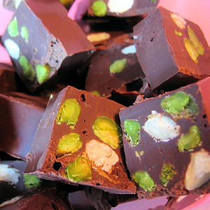Bouch&eacute;es de chocolat aux pistaches caram&eacute;lis&eacute;es