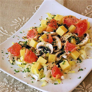 Salade d'endives, de champignons et de pamplemousse rose au comt&eacute; et aux graines de s&eacute;same