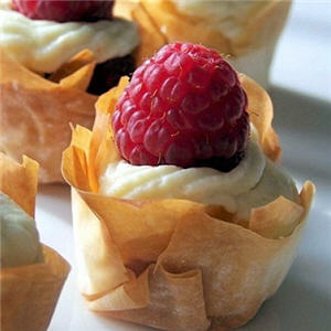 Mousse de chocolat blanc et framboises en croustillants 