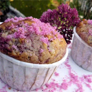 Muffins roses au chocolat blanc et aux framboises  