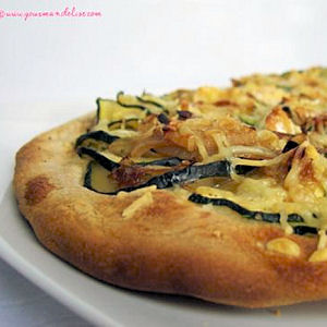 Pizza courgette-oignon &agrave; l'emmental