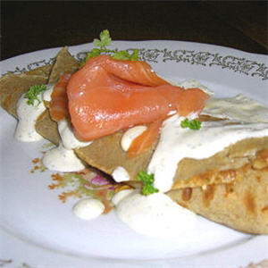 Galette au saumon et crème aux fines herbes