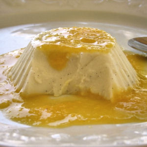 Blanc-manger coco-vanille et coulis de mandarine
