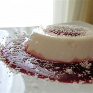 Blanc-manger coco au coulis de framboise 