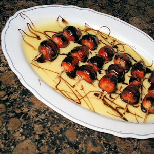 Brochettes de fraises à la crème et sirop