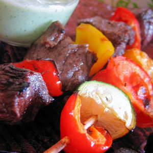 Brochettes de bœuf et de légumes sauce tzatziki