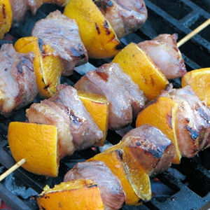 Brochettes de canard au barbecue et pâtes au sucre