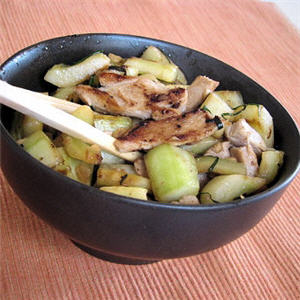 Wok de concombre au poulet