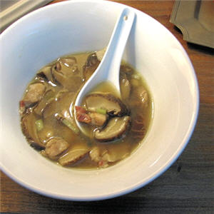 Soupe de champignons shitakés au poulet  