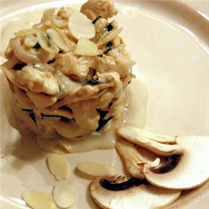 Timbale de poulet aux champignons et aux amandes