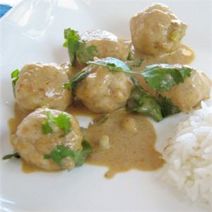 Curry rouge de boulettes de poisson