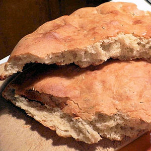 Focaccia au gorgonzola, ail et romarin