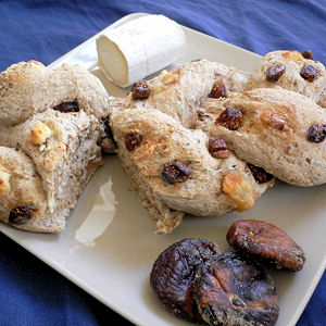 Pain de seigle tressé aux figues et au chèvre