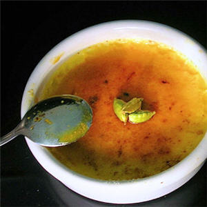 Cr&egrave;mes br&ucirc;l&eacute;es au lait de coco, safran et cardamome  