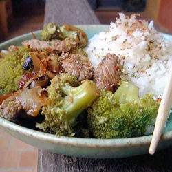 Boeuf saut&eacute; aux oignons et au brocoli