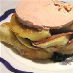 Magret de canard fumé au foie gras