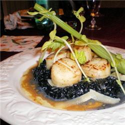 Nid noir de Saint-Jacques au vieux parmesan  