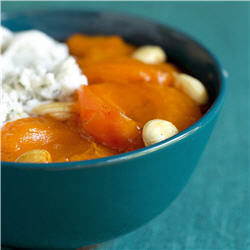 Abricots et leurs amandes confits au vin de paille, glace à la sauge