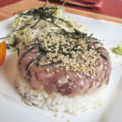 Tartare de thon &agrave; la mani&egrave;re d'un sushi