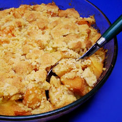 Crumble aux coings, pommes et noix