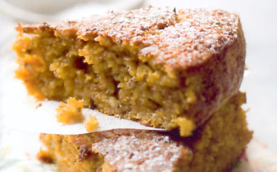 Délicieux gâteau sucré aux carottes et aux noisettes