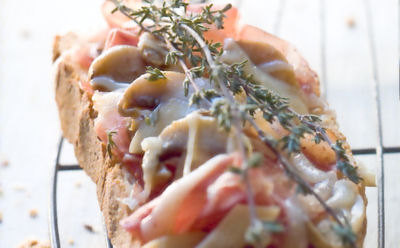 Tartines de champignons de Paris au beaufort et au jambon cru