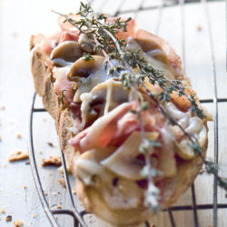 Tartines de champignons de Paris au beaufort et au jambon cru